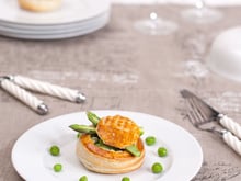 Petits feuilletés au roquefort et mascarpone, fèves, asperges et petits pois