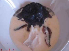 Crème d'ail, effeuillée de morue et anchois, glace à l'encre de seiche
