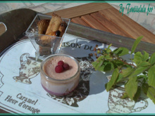 Crème dessert à la nectarine et aux éclats de framboise sur son coulis