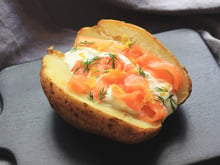 Pommes de terre au four, saumon fumé, crème, citron et aneth