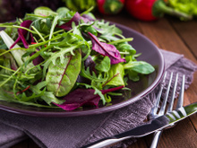Est-ce vraiment bon de manger de la salade verte à chaque fin de repas ?