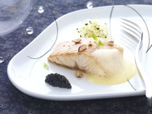 Filet d'esturgeon aux noisettes grillées, sabayon beurre noisette et quenelle de caviar