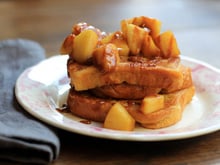 Brioche perdue aux pommes et sauce caramel au beurre salé à la plancha