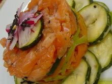 Tartare de saumon frais sur lit de carottes et courgettes
