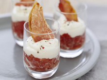 Verrines de concassé de tomates au fromage Carré Frais et chips de jambon