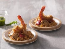 Boulgour aux champignons de Paris, tomate, mascarpone, pointe de piment d'Espelette et gambas croustillantes au pesto de roquette