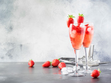 Découvrez ce cocktail italien à base de fraise et de prosecco qui change du spritz