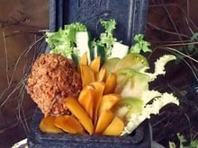 Poulet en croûte pralinée au pimentón et pommes de terre caramélisées