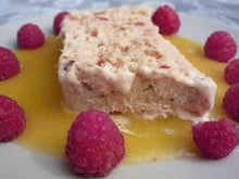 Nougat glacé et coulis d'abricot