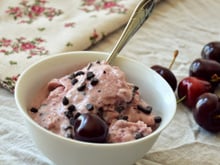 Frozen yogurt à la cerise et aux pépites de chocolat