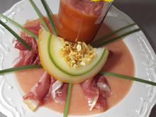 Fleur de melon, julienne de jambon, jus siroté au Pineau rouge