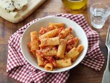 Nouilles chinoises sautées aux courgettes et au saumon, keftas à la libanaise, rigatoni à l'amatriciana, le menu de la semaine du 30 mai au 3 juin 2022