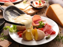 Oubliez la raclette : ce fromage coulant fait son grand retour et il est meilleur pour la santé