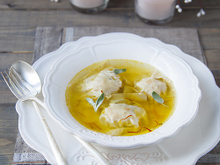 Ravioles de tofu fumé, butternut et sauge en bouillon safrané