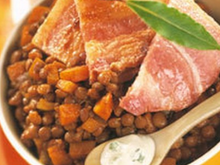 Poitrine de porc rôtie, sauce bleu et lentilles