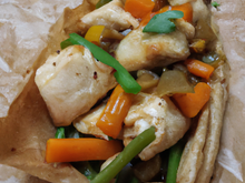 Papillote de poulet aux petits légumes croquants