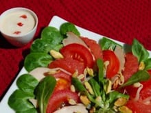 Salade de poulet aux agrumes sur lit de mâche à base d'émincés de poulet cuit rôti