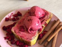 Pain d'épices chaud, coulis de framboises et glace à la cannelle