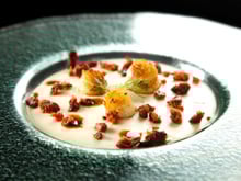 Houmous de Paimpol et saint jacques laquées au bouillon corsé Ariaké, lardons de chorizo