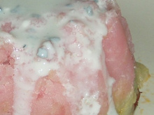 Ecrasé de pommes de terre rose sur un lit de courgette et chorizo