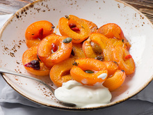 Abricots rôtis et blanc manger aux amandes