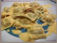 Ravioles safranées au thon-tomates séchées & sauce Feta-poivrons