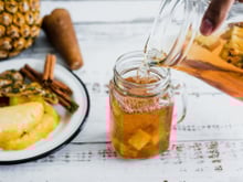 Préparez facilement cette boisson à l’ananas, riche en probiotiques, pour booster votre microbiote