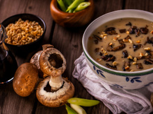 Velouté de cèpes aux  noisettes, chips de speck