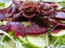 Carpaccio betteraves courgettes aux oignons rouges caramélisés