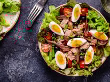 Connaissez-vous les 5 ingrédients de la véritable salade niçoise ?