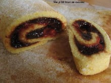 Gâteau roulé à la confiture de fraises et aux fraises fraîches