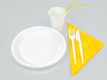 La France va bientôt interdire les assiettes, les gobelets, les contenants et les couverts en plastique