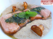 Saumon d'Ecosse mi-cuit, crème de girolles, pesto de menthe et wasabi