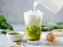 Tuto : voici la technique à suivre pour obtenir un matcha latte bien mousseux comme au coffee-shop