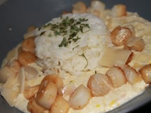 Saint-jacques et crème de poireau, accompagnés de riz