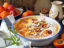 Rapide à faire et gourmand : Cyril Lignac partage sa recette pour réaliser un clafoutis aux abricots et aux amandes