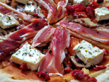 Pizza au fromage de chèvre, jambon fumé et chorizo