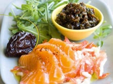 Pruneaux enracinés au raifort, tomate râpée et saumon frais