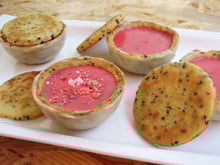 Tarte aux pralines roses revisitée aux graines de sésame noir complet bio et baies roses