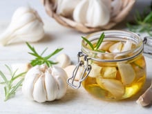 "Je les faisais au four mais ça prenait plus de temps" : voici notre recette express d’ail mariné à l’huile d’olive !