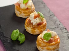 Mini vols au vent de Caprice des Dieux mariné, jambon cru et basilic