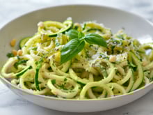 “La courgette en spaghetti, c’est la meilleure astuce pour manger moins de pâtes” : une nutritionniste partage sa recette de lemon pasta