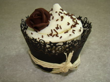 Cupcake au chocolat cœur chocolat noir, glaçage chantilly sucrée