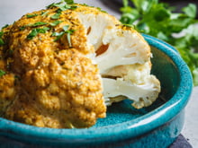 Chou-fleur entier rôti au four