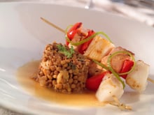 Lentilles et brochettes de poisson sauce gingembre