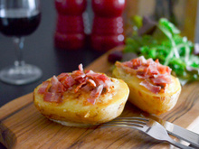 Pommes de terre farcies à l’affidélice et son croustillant de lard