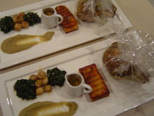 Paquet cadeau de demi-selle d'agneau au zaatar, purée d'aubergines, pomme de terre grillée, champignons et épinards frais