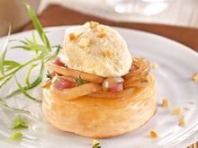 Crumpets façon tartiflette, glace au reblochon et lait de noisette