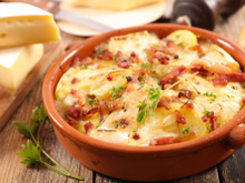 Cette recette de pizza tartiflette sera parfaite pour se réchauffer avec le froid