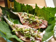 Maquereaux au Roquefort en papillotes de feuilles de vigne